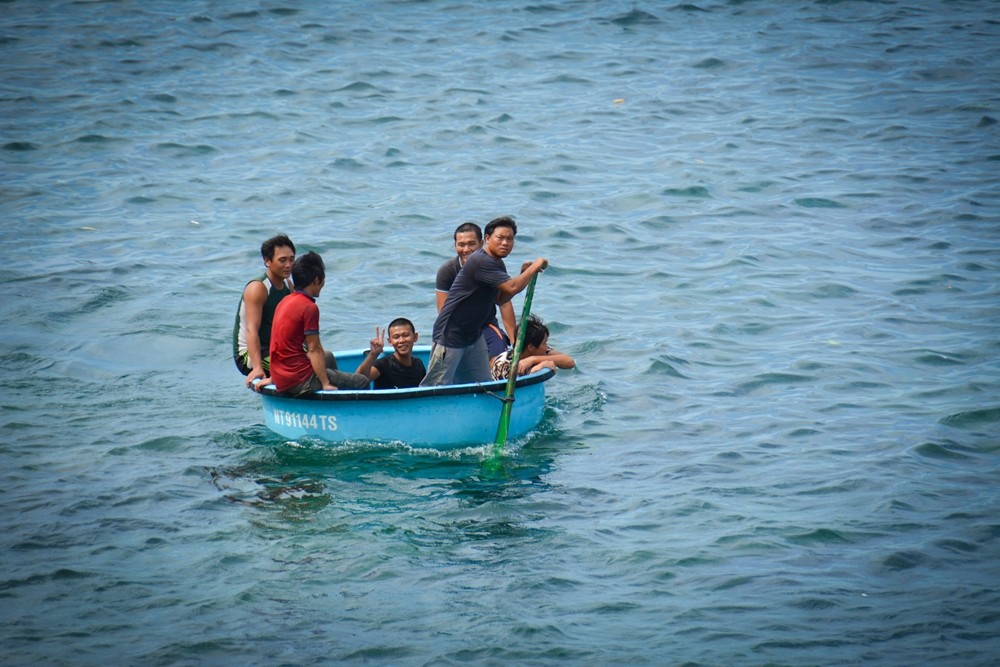 Những ngày gần Tết, nhiều tàu đánh bắt xa bờ neo đậu, những ngư phủ ở xa quê cũng ở lại trên đảo để đón Tết cùng dân địa phương.
